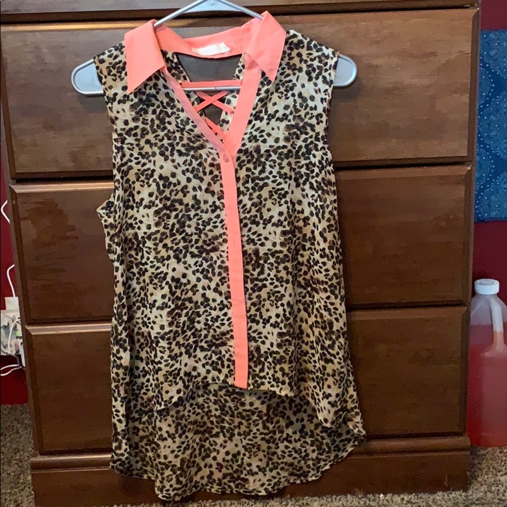 Super cute cheetah print button up!